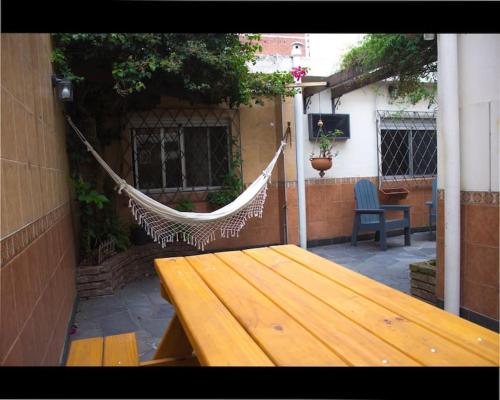 a hammock hanging from a building in a courtyard at Apartamento independiente en alquiler En casa de familia in Montevideo