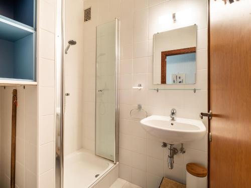 Koupelna v ubytování Apartment in Koksijde with Terrace & Garden