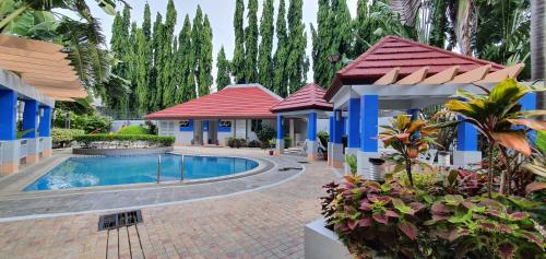 une villa avec une piscine dans un complexe dans l'établissement SCANDIA SUITES AT SOUTH FORBES Homey & Cozy 2-Bedroom Condo, à Silang
