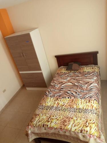 um quarto com uma cama e uma cómoda em Sun Habitacion Privada em Riobamba