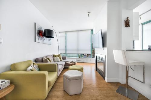 Bright 2 bedroom condo downtown with free parking