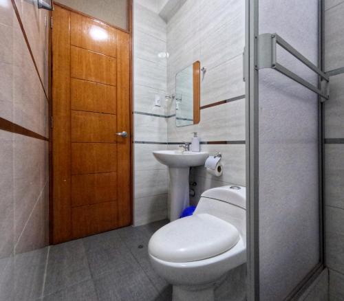 La salle de bains est pourvue de toilettes et d'un lavabo. dans l'établissement Makalu Lodge, à Huaraz
