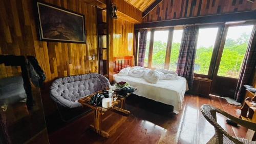 Area tempat duduk di Phong Nha Mountain House