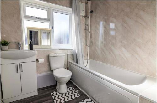 ein Bad mit einem WC, einem Waschbecken und einer Dusche in der Unterkunft 3Bed house near Nottingham city centre in Nottingham