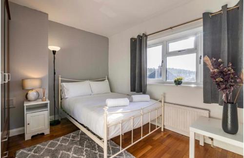 ein Schlafzimmer mit einem weißen Bett und einem Fenster in der Unterkunft 3Bed house near Nottingham city centre in Nottingham