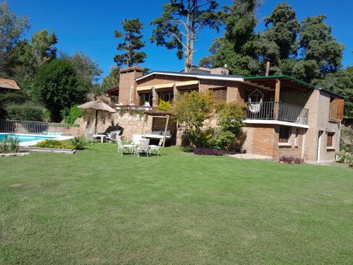 ein Haus mit einem Hof und einem Pool in der Unterkunft Hermosa casa frente al rio icho cruz 10 personas in Villa Icho Cruz