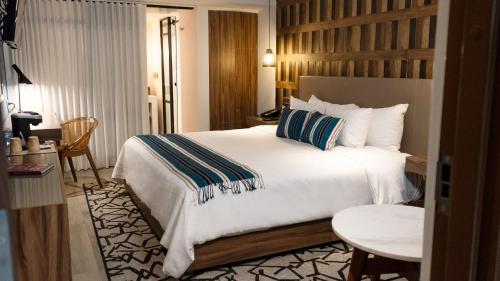 Un ou plusieurs lits dans un hébergement de l'établissement Hotel Indigo Guadalajara Expo by IHG