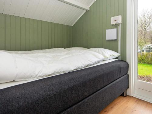 un letto in una camera con parete verde di Holiday home Egernsund X a Egernsund