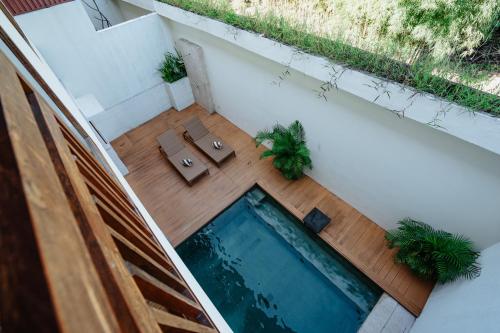 an overhead view of a swimming pool with a table and chairs at Villa Kayu Raja in Seminyak