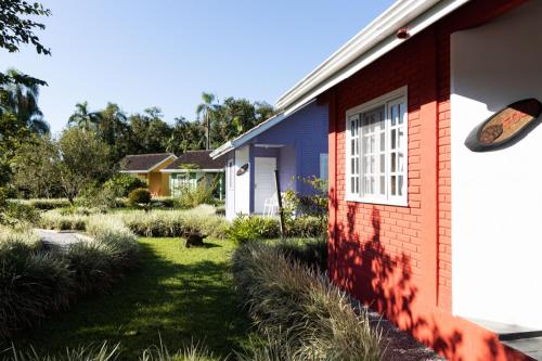 a house with a window on the side of it at Pura Vida Residence in Morretes