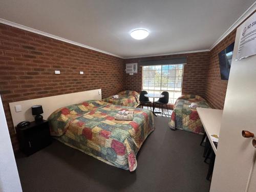 Postel nebo postele na pokoji v ubytování Balranald Colony Inn Motel