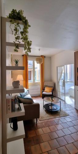 un salon avec un canapé et une table dans l'établissement Charming Appartement in Vieux Nice, à Nice