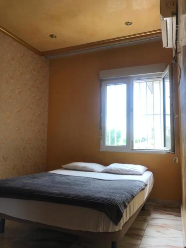 MilanG في مدريد: سرير في غرفة مع نافذة