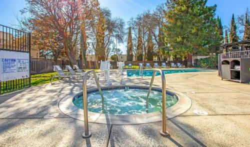 Kolam renang di atau dekat dengan Lions Gate Hotel