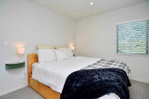 En eller flere senge i et værelse på Urban Escape Addington Townhouse Walk to Stadium & Cafes