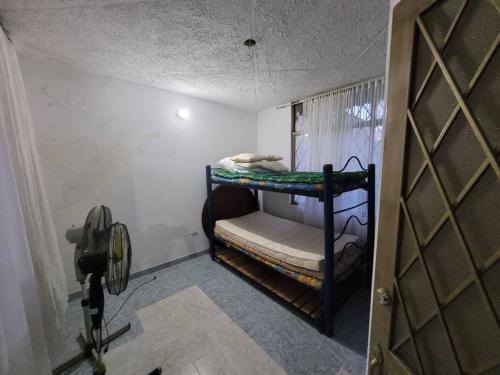 a small room with two bunk beds in it at Casa vacacional para la familia in Carmen de Apicalá