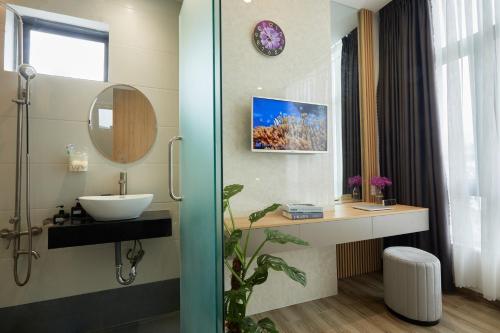 a bathroom with a sink and a mirror at Lux Quy Nhon Homestay in Quy Nhon