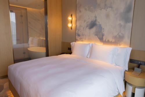 Ένα ή περισσότερα κρεβάτια σε δωμάτιο στο Hotel Indigo Hangzhou Tianmushan
