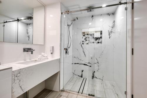 La salle de bains est pourvue d'une douche et d'un lavabo. dans l'établissement Tangalooma Island Resort, à Tangalooma
