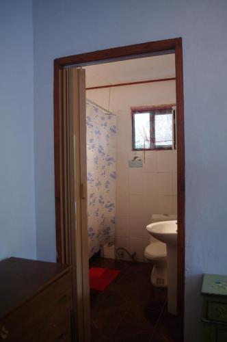 łazienka z toaletą i umywalką w obiekcie Papaya Guesthouse w Mahé