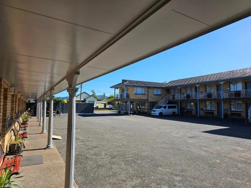 awning over a parking lot in front of a motel at Hunter Valley Motel in Cessnock