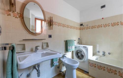 Bilik mandi di Beautiful Home In Volegno With Kitchen