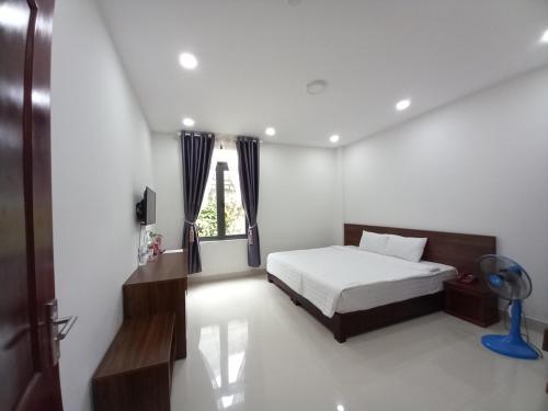 a bedroom with a bed and a window at Đà Lạt Cao Nguyên Hotel in Da Lat