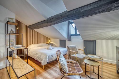 um quarto com uma cama, uma mesa e cadeiras em Le Strasbourg - Centre ville - Climatisation em Grenoble