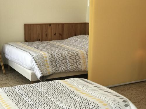 - deux lits jumeaux dans une chambre dotée d'une thritisthritisthritisthritisthritisthritisthritisthritisthritisthritisthrite dans l'établissement Maison avec Courette à 450m de la Plage et Proche Commerces - Tout Équipée - FR-1-22-176, à La Tranche-sur-Mer