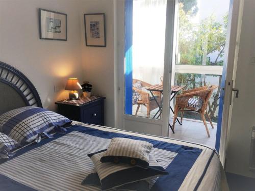 - une chambre avec un lit et une vue sur une terrasse dans l'établissement Maison raffinée au cœur de La Tranche, proche plage, parking et terrasse - FR-1-22-188, à La Tranche-sur-Mer