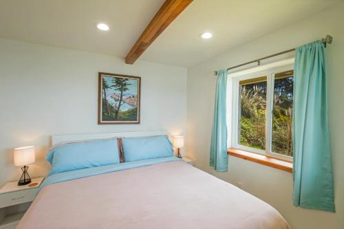 una camera da letto con un letto e una finestra di Breathtaking Oceanview! by OceanviewHotTubs Monthly Minimum a Shelter Cove