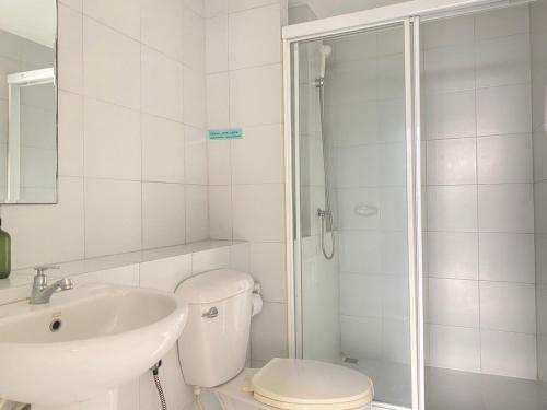 La salle de bains est pourvue d'une douche, de toilettes et d'un lavabo. dans l'établissement Elements Srinakarin, à Ban Khlong Prawet