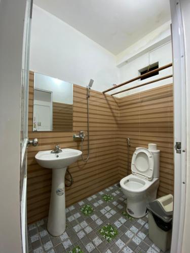 A bathroom at Du Già Lô Lô Homestay