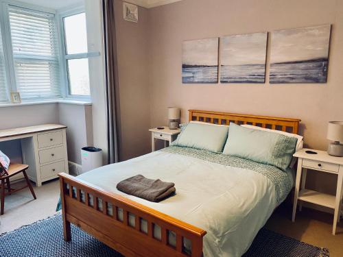 Un pat sau paturi într-o cameră la Lovely Westbourne apartment - 15 min walk to beach