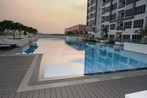 a swimming pool in the middle of a building at Lovina 909 Harbour Bay Residence in Batu Ampar