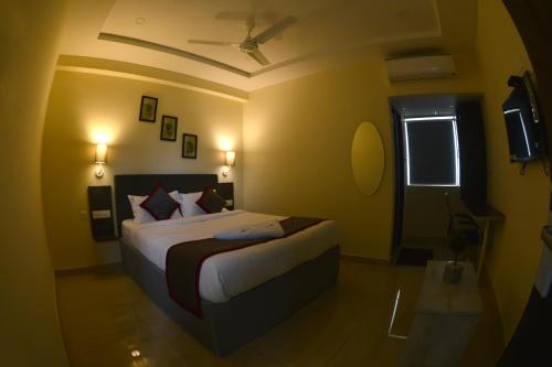 a bedroom with a large bed in a room at Seasons Stay in Vijayawāda