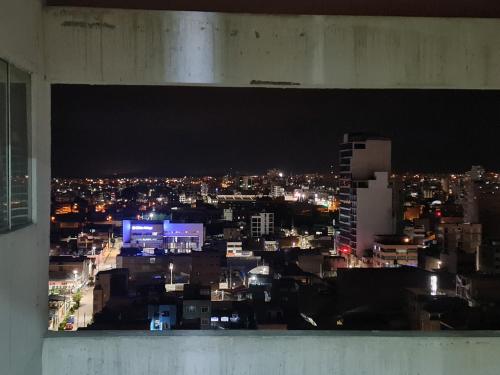 una ventana con vistas a la ciudad por la noche en Departamento céntrico Huancayo, en Huancayo