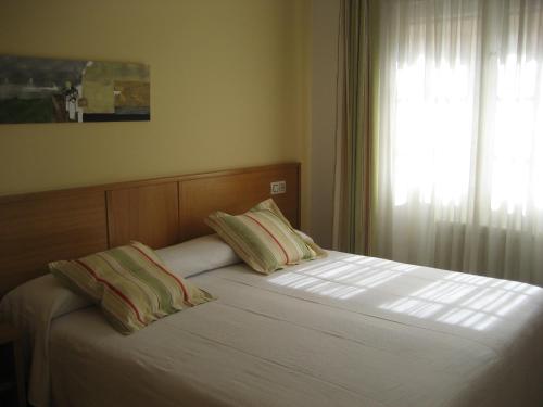 アルテイショにあるPensión Residencia Caolaのベッドルーム1室(ベッド2台、窓付)