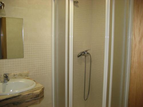 a bathroom with a shower and a sink at Pensión Residencia Caola in Arteixo
