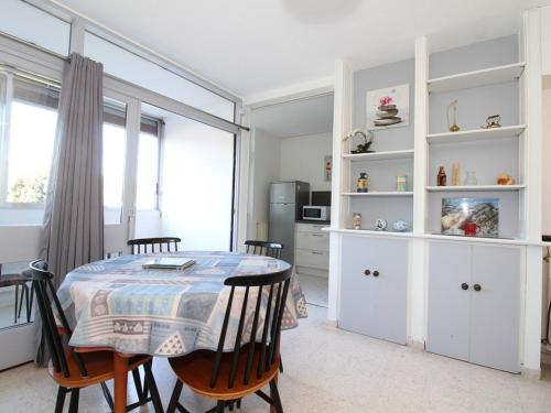 une cuisine et une salle à manger avec une table et des chaises dans l'établissement Bel Appartement T2 avec Loggia à 2 Min des Thermes, Wi-Fi, Classé 2 Étoiles - FR-1-553-211, à Balaruc-les-Bains