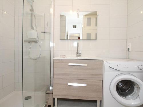 La salle de bains est pourvue d'un lave-linge et d'une douche. dans l'établissement Bel Appartement T2 avec Loggia à 2 Min des Thermes, Wi-Fi, Classé 2 Étoiles - FR-1-553-211, à Balaruc-les-Bains