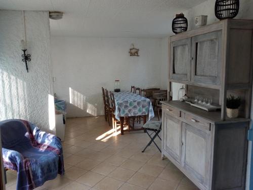 Photo de la galerie de l'établissement Villa 3 ch pour 7 pers, proche mer à La Palmyre, WIFI, Animaux admis - FR-1-705-39, aux Mathes