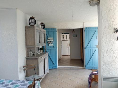 Photo de la galerie de l'établissement Villa 3 ch pour 7 pers, proche mer à La Palmyre, WIFI, Animaux admis - FR-1-705-39, aux Mathes