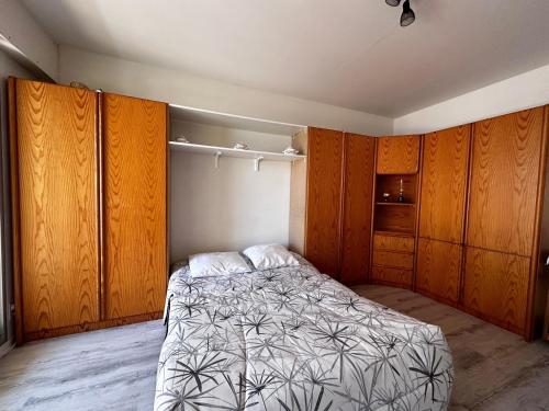 Postel nebo postele na pokoji v ubytování Studio rénové près de la plage avec Wi-Fi et animaux admis - FR-1-540-259