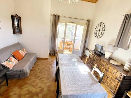 un salon avec un canapé et une table dans l'établissement Maison T3 à Six-Fours avec Jardin, Parking Privé, Wi-Fi et Proche Plages - FR-1-316-317, à Six-Fours-les-Plages