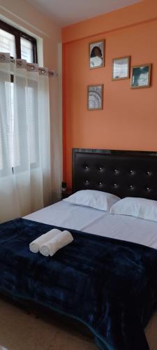 Postel nebo postele na pokoji v ubytování Gomukh Hotel Uttarkashi