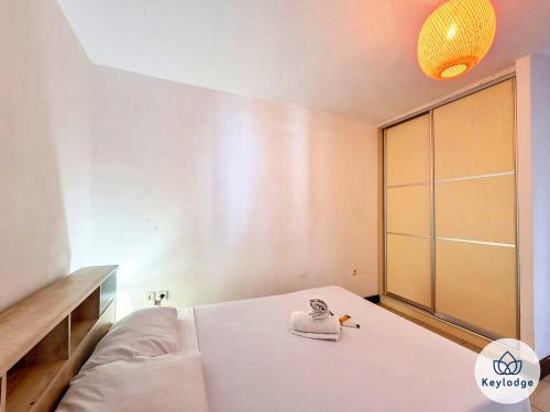 - une chambre avec un lit et une serviette dans l'établissement Kheyl Home 2 étoiles - T3 de 47 m2 à Saint-Denis, à Saint-Denis