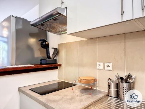 Cuisine ou kitchenette dans l'établissement Kheyl Home 2 étoiles - T3 de 47 m2 à Saint-Denis
