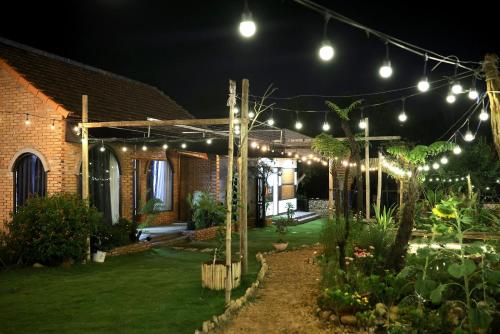 Ein Garten an der Unterkunft Homestay Hơ Đơng