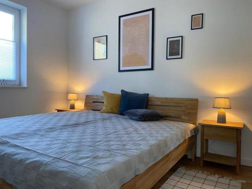 a bedroom with a bed with two night stands and two lamps at Lietzow Appartementhaus Möwe Haus Möwe - Ferienwohnung 5 "Heringsmöwe" in Lietzow